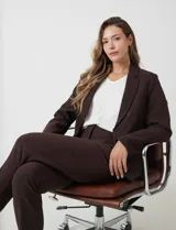 Pantalón sastrero slim negro de tiro alto, con pretina anatómica, pinzas verticales frontales y cierre oculto. Tiene bolsillos laterales inclinados y pinzas traseras para un ajuste favorecedor.