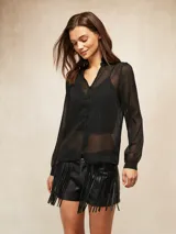 Camisa de tela semitransparente color negro con sutiles rayas verticales brillantes, cuello mao con volados, cierre frontal de botones y mangas largas con puños.