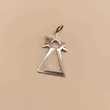 Dije de plata 925 con diseño calado que representa la silueta de la Virgen del Pilar, con acabado pulido y argolla superior para cadena.