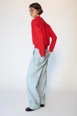 Jeans de tiro bajo con pernera recta y bajo con vuelta. Presenta bolsillos delanteros, bolsillos de plastrón en la parte trasera y cierre frontal con cremallera y botones.