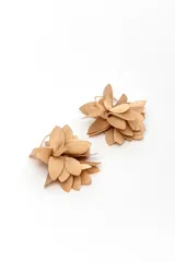 Aros colgantes color dorado con diseño voluminoso en forma de flor formado por múltiples pétalos de tela satinada.