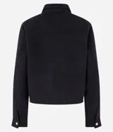 Campera corta negra de polivelour con cuello inglés, manga larga, cierre abotonado, bolsillos con solapa y botones en el pecho.