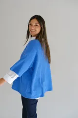 Sweater de punto color azul vibrante, con cuello redondo y mangas tres cuartos de corte holgado.