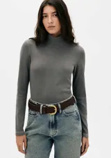 Polera marrón de cuello alto y manga larga, confeccionada en tejido de punto acanalado con elastano.