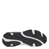 Championes de running Under Armour UA Rogue 6 para hombre, de color negro con suela gruesa blanca y detalles de la marca en contraste.