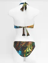 Conjunto de bikini de dos piezas con estampado multicolor, con corpiño de escote en V y banda inferior ancha para atar en cuello y espalda, y bombacha estilo vedetina.