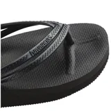Sandalias tipo ojotas Havaianas en color negro, con diseño de tiras finas texturizadas y suela de goma antideslizante.