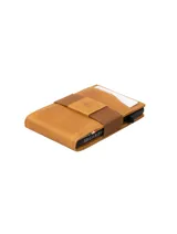 Billetera minimalista de cuero color cognac con banda elástica marrón y ventana para identificación.