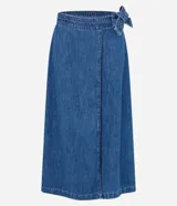 Pollera midi de jeans con diseño de traslape frontal, confeccionada en algodón. Presenta un corte tipo lápiz con cintura elástica y lazo ajustable del mismo tejido.