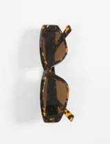 Lentes de sol con armazón de acetato con estampado carey y cristales oscuros con protección UV.