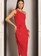Vestido largo de fiesta color rojo, con un solo tirante y detalle de broche dorado en el hombro.