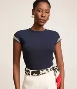 Blusa azul marino sin mangas de viscosa acanalada con cuello redondo y detalle de ribete a rayas en los hombros.