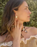 Anillo dorado con diseño irregular que simula un pétalo.