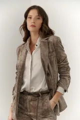 Blazer marrón de terciopelo con solapas de muesca, cierre frontal con un botón, bolsillos delanteros y forro con estampado animal print.