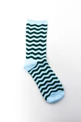 Pack de dos pares de medias crew en colores verde y celeste. Un par presenta diseño con estampado abstracto y el otro diseño de ondas.
