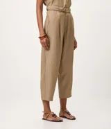 Pantalón carrot de cintura alta y corte holgado en caderas con diseño entallado en los tobillos. Confeccionado en mezcla de algodón, viscosa y lino, con pinzas delanteras.