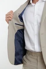 Traje de corte slim fit compuesto por saco de dos botones y pantalón de vestir a juego. Presenta una silueta moderna y entallada.