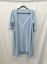 Camisón maternal celeste de algodón con escote en V cruzado y detalles de puntilla blanca elastizada en el escote.