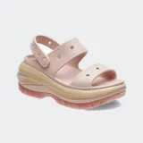 Sandalia Crocs Classic Mega Crush de color negro, con plataforma elevada y suela dentada. Presenta dos correas anchas en la parte delantera y una correa trasera ajustable.