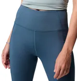 Calza deportiva de tiro alto en color azul, confeccionada en tejido hidroabsorbente con tecnología Omni-Wick. Presenta un ajuste elástico y cuenta con un bolsillo lateral en la pernera.