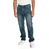 Pantalón de jean CAT para hombre, corte slim, color azul stone lavado, con cinco bolsillos y logo CAT en la parte trasera. Confeccionado en algodón, poliéster y spandex.