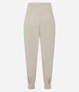 Pantalón negro de lino, corte carrot, con cintura ancha y pliegues en el bajo.