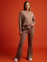 Pantalón jogger marrón de corte acampanado, con pretina ancha elastizada y lazo de ajuste.