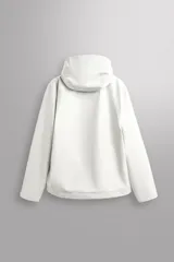 Cazadora deportiva de ajuste regular, confeccionada en tejido técnico de tres capas con membrana impermeable (resistencia al agua ≥15K) y costuras termoselladas. Presenta cuello subido con capucha ajustable, manga larga con puños ajustables con tira adherente, aberturas con cremallera termosellada en axilas para ventilación, bolsillos frontales con cremallera termofijada y bajo ajustable con elásticos laterales.