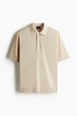 Remera polo de manga corta confeccionada en punto fino de mezcla de viscosa. Presenta cuello clásico, tapeta con botones y terminaciones en ribete acanalado en mangas y bajo.
