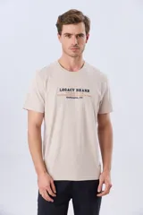 Remera azul de manga corta y cuello redondo, con texto bordado en el pecho.
