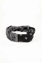 Vincha de pelo elástica con diseño de estampado tipo bandana en color negro y blanco.