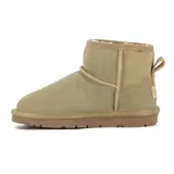 Bota baja tipo pantubota de cuero suede color kaki, con costuras visibles y suela plana texturizada.