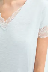 Camisón corto de color gris claro, con escote en V y mangas cortas, decorado con delicados detalles de encaje en el cuello y los bordes de las mangas.