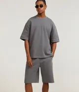 Bermuda masculina básica de algodón, con cintura elástica, cordón ajustable y bolsillos funcionales.