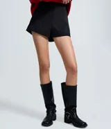 Short de sastre negro de tiro medio, confeccionado en crepé con caída estructurada y diseño evasé.