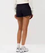 Short pollera de sastrería con diseño tipo envelope y estampado de raya diplomática. Cuenta con un cinturón lateral integrado y un calce estructurado.