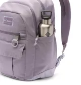 Mochila Columbia Buxton de 26 litros, color violeta, con dos compartimentos principales, funda interna para portátil de hasta 15 pulgadas, bolsillo frontal con cierre, bolsillos laterales para botellas y detalles funcionales como llavero y forro polar protector.