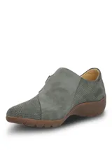 Zapato Hush Puppies modelo Albi, color gris con textura perforada. Presenta un diseño de empeine cerrado con ajuste lateral de velcro y suela de goma color marrón.