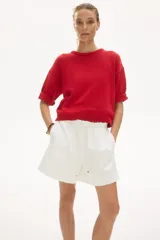 Short de denim liviano color blanco, confeccionado en mezcla de algodón y lyocell. Presenta tiro alto con cintura elástica de volado, cordón de ajuste fino con terminales de metal y bolsillos laterales discretos.