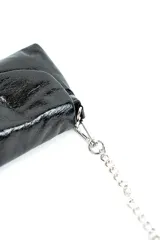 Cartera plateada de efecto metalizado con textura craquelada, solapa frontal con detalle geométrico y correa de cadena metálica removible.