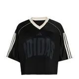 Remera deportiva Adidas de corte cropped, confeccionada en tejido de malla negro. Presenta cuello en V con detalles en blanco y beige, mangas cortas con las icónicas tres tiras blancas y el logo de la marca estampado en el frente.