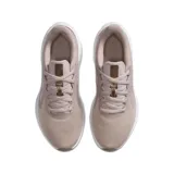 Championes de running Nike Downshifter 10, color rosa viejo con detalles en tono metalizado. Presentan una estructura de malla transpirable en el antepié, refuerzos laterales para mayor sujeción, mediasuela de espuma para amortiguación reactiva y suela de goma con ranuras flexibles para un movimiento natural.