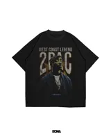 Remera negra de algodón con estampado de Tupac Shakur y la leyenda "West Coast Legend".