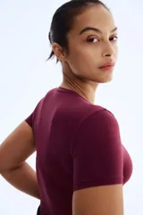 Body de manga corta color bordó, con escote redondo y corte alto en la entrepierna.