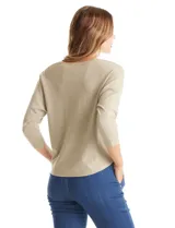Buzo tejido de hilado fino color rosado, con escote en V, mangas tres cuartos y diseño estilo dolman.