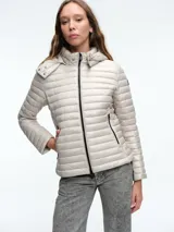 Campera acolchada ultraligera con capucha, cierre frontal de cremallera y bolsillos laterales con cierre. Presenta un diseño de líneas horizontales y ajuste entallado.