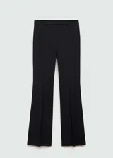 Pantalon de vestir negro de corte acampanado y tiro alto. Presenta trabillas para cinturón, bolsillos laterales y costuras decorativas frontales.