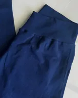 Calza larga deportiva color azul marino, de tiro alto y corte recto. Confeccionada en algodón y lycra opaca, presenta una faja doble tela sin elástico superior para mayor sujeción.