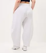 Pantalón deportivo gris melange de corte barrel, confeccionado en moletón con cintura elastizada y bolsillos funcionales.