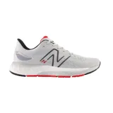 Championes de running New Balance M880 color gris con detalles en negro y rojo.